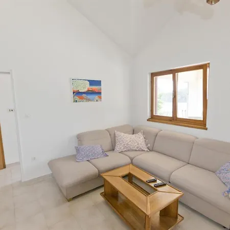 Ina Apartment *